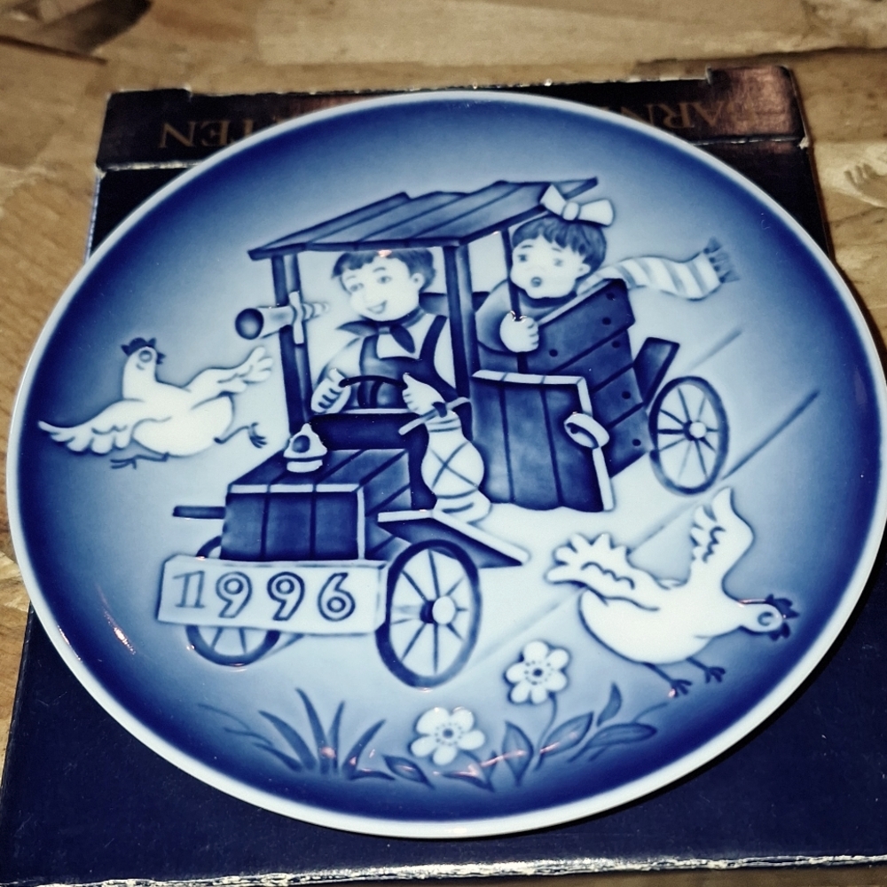 Bing & Grondahl 1996 small plate with children & chickens